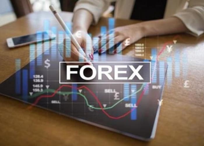 la palabra forex en grande encima de la imagen de una chica escribiendo en una tablet