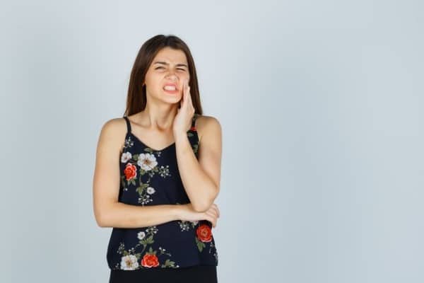 chica con dolor de muelas