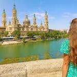 chica mirando el pilar