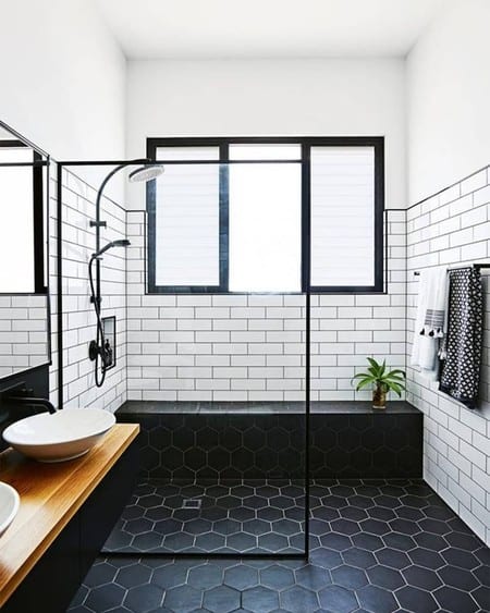 ducha con azulejos blancos y negros