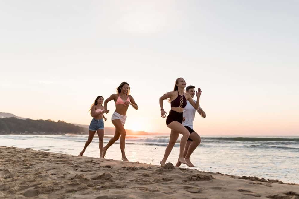 amigos corriendo en la playa
