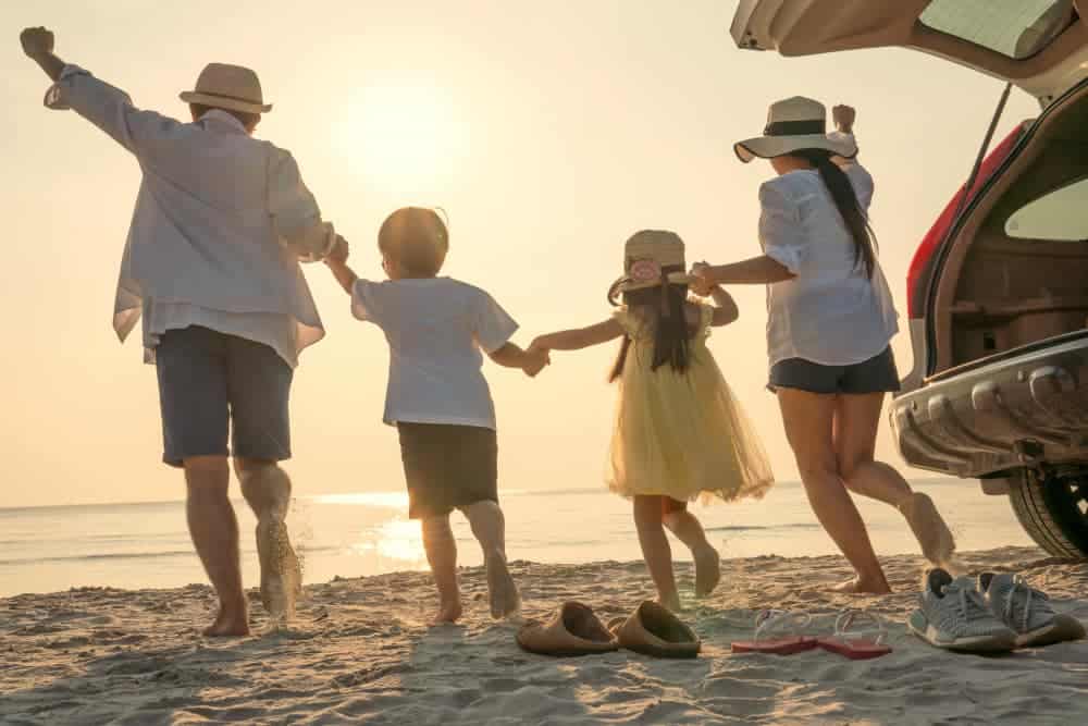 familia feliz en playa
