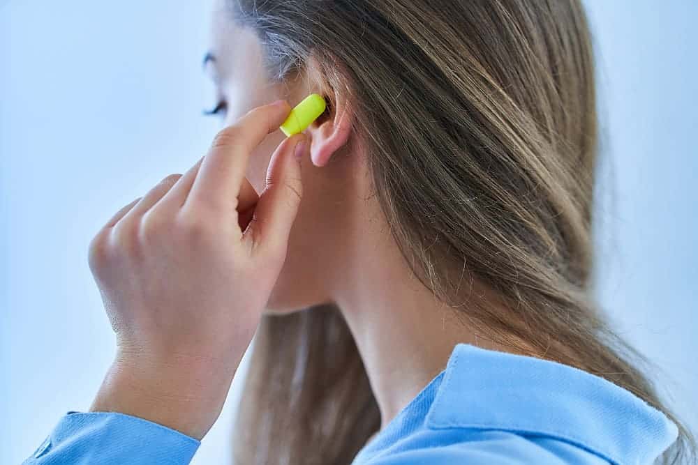mujer con tapones para los oidos