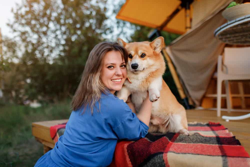 mujer joven con perro