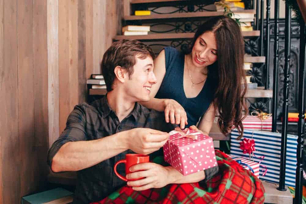 pareja feliz regalos