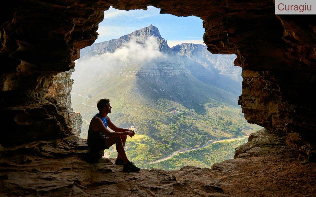 Hombre en una cueva