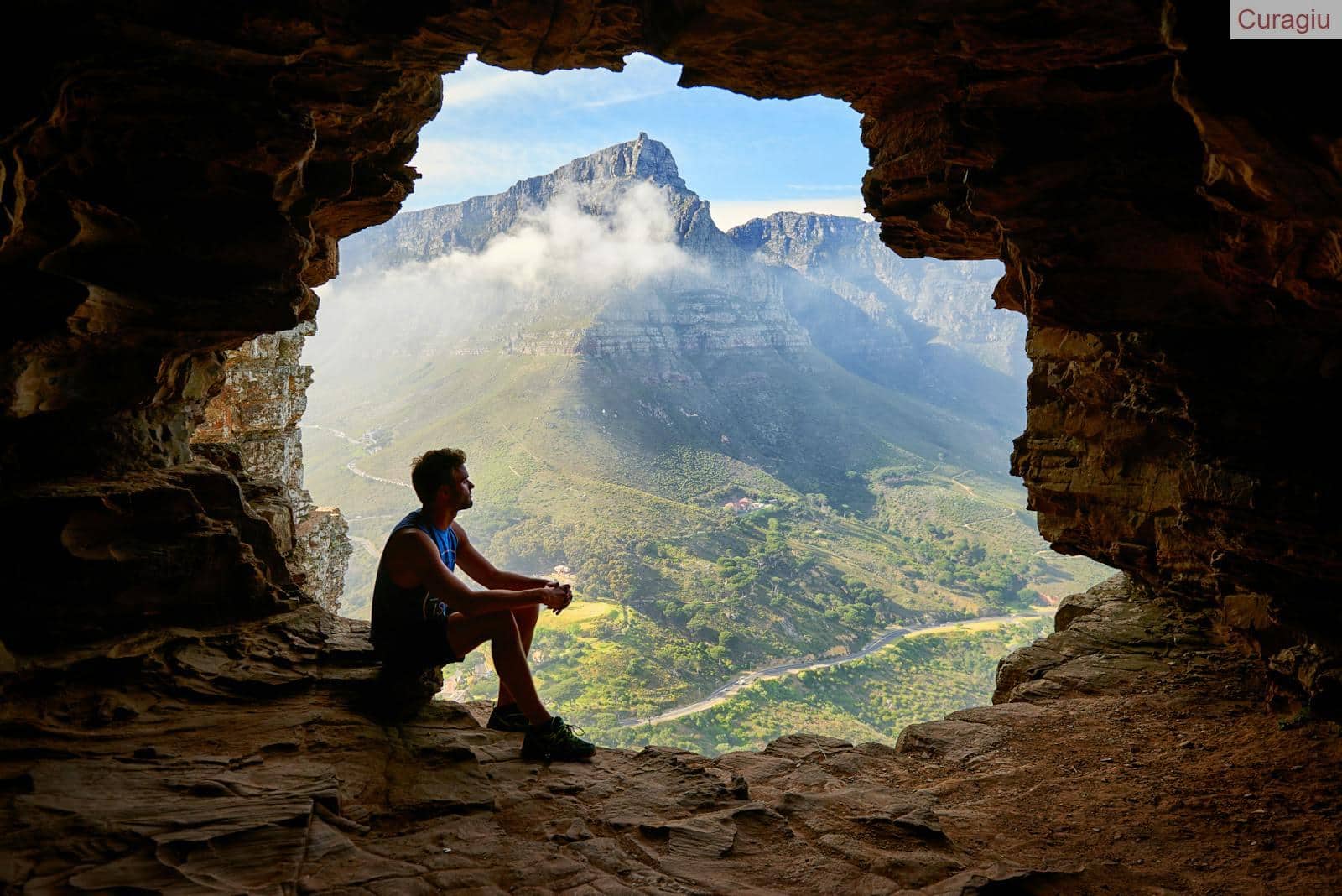 Hombre en una cueva