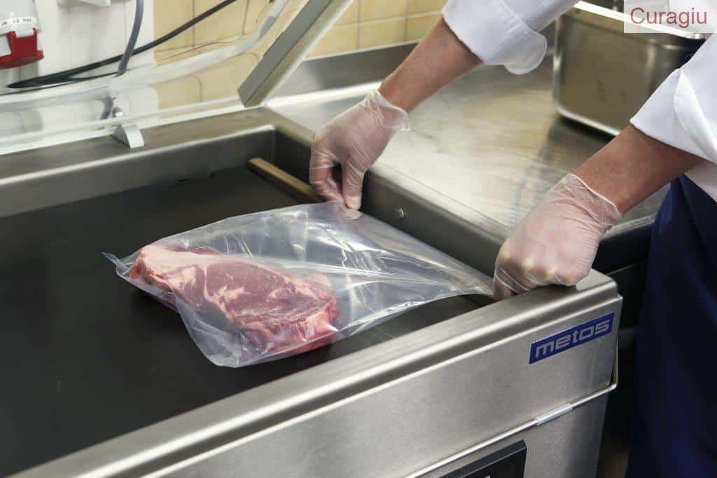 Envasado al vacío con bolsa sellada y extracción de aire