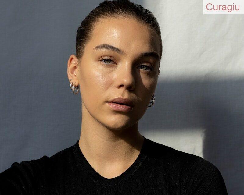 man in black crew neck shirt