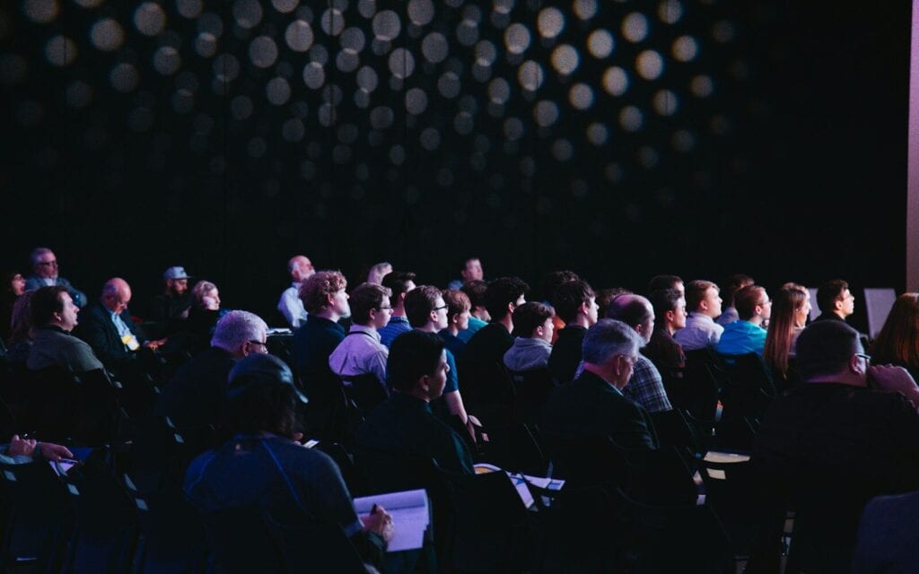 Cómo organizar un evento profesional que deje una buena impresión
