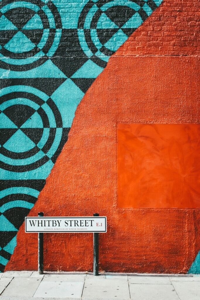 Mural geométrico de colores en una pared, imagen de Curagiu